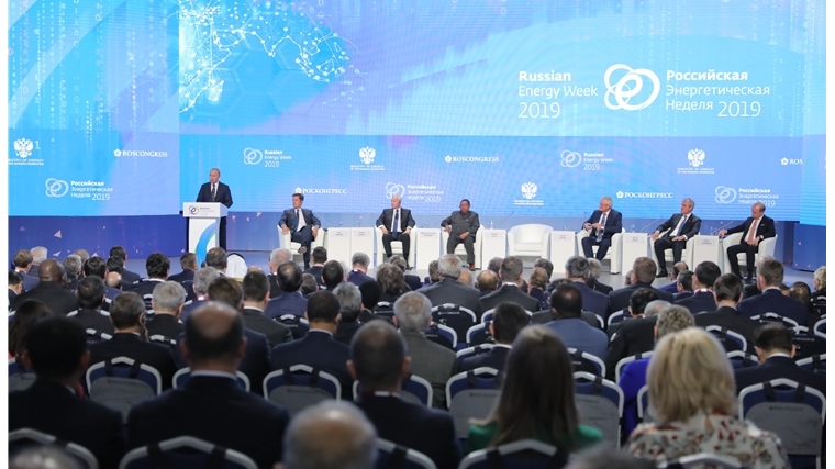 Глава Чувашии принял участие в пленарном заседании Российской энергетической недели, на котором выступил Президент России Владимир Путин