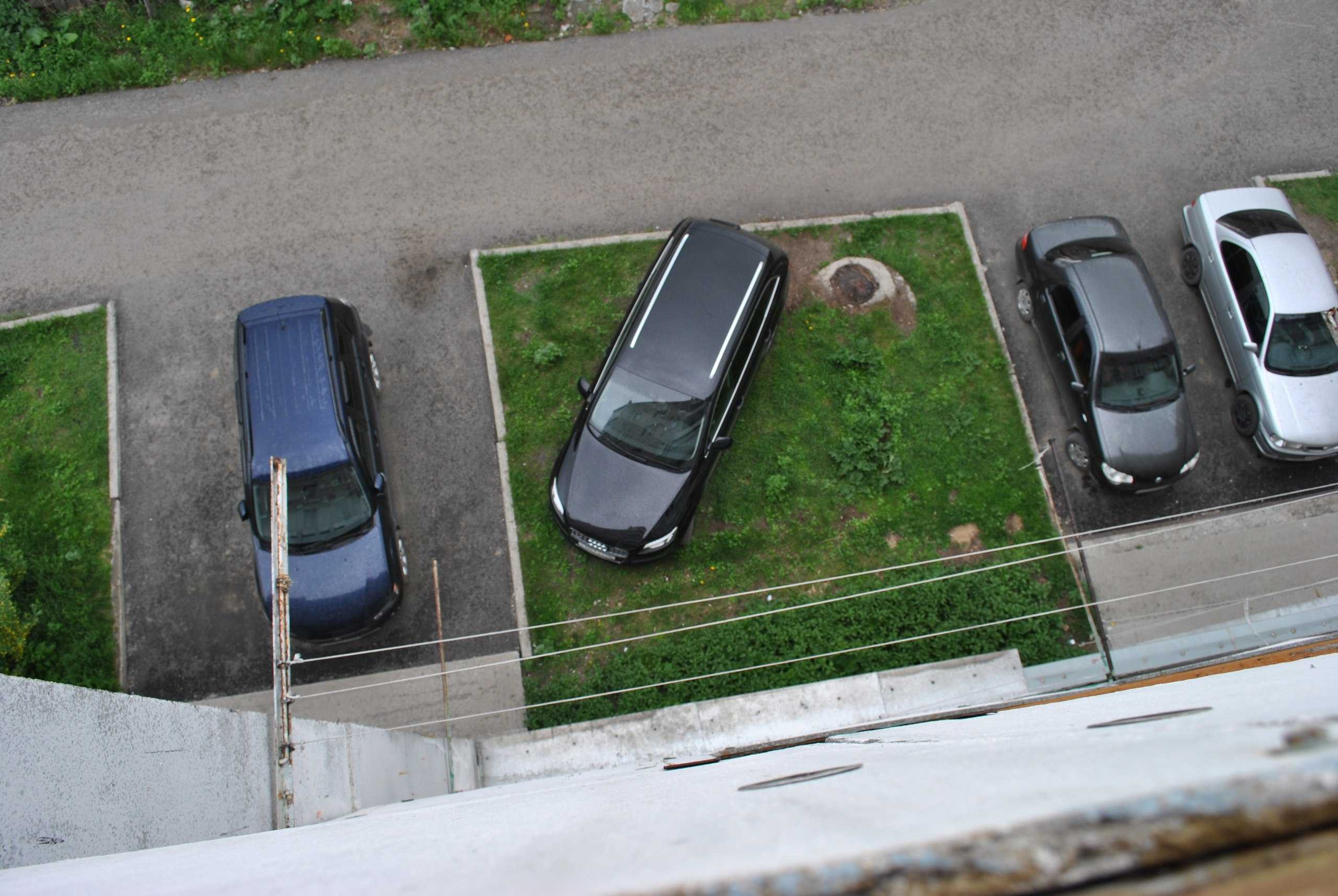 Штрафуют ли за парковку. Парковка на газоне. Припарковался на газоне. Парковка на газоне во дворе. Штраф за парковку на газоне во дворе.